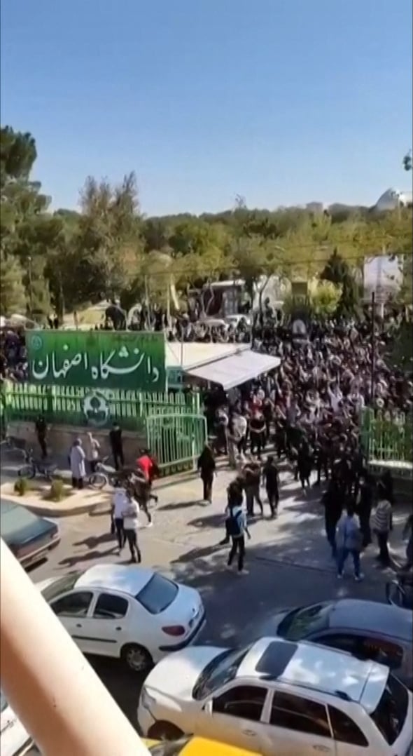 伊朗学生与镇暴警察爆冲突