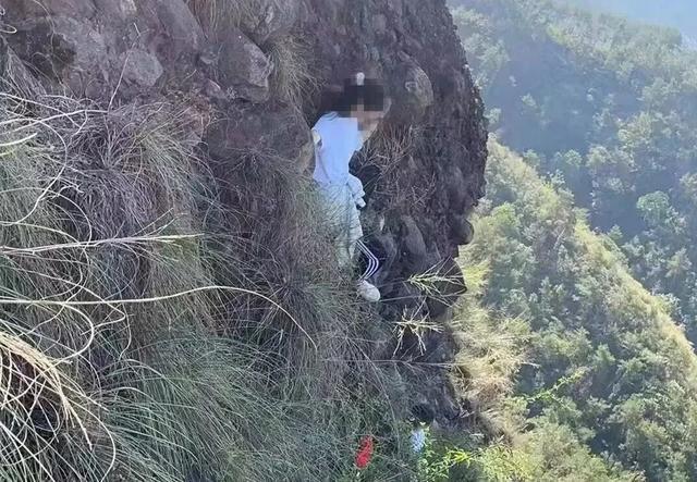 体验不同爬山经历 2女被困400公尺悬崖