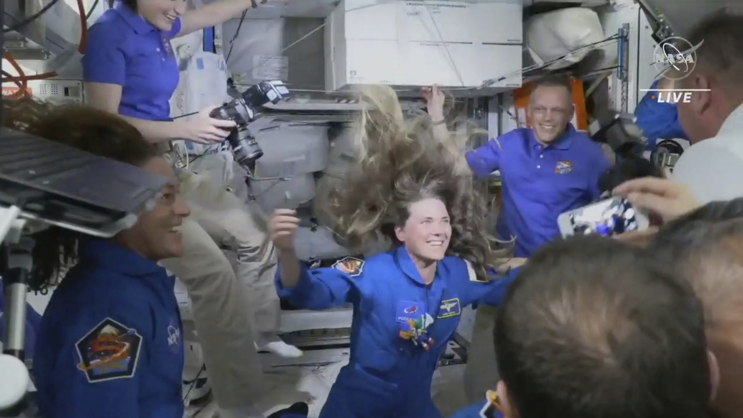 俄太空人20年来首乘美飞船 已抵达国际太空站