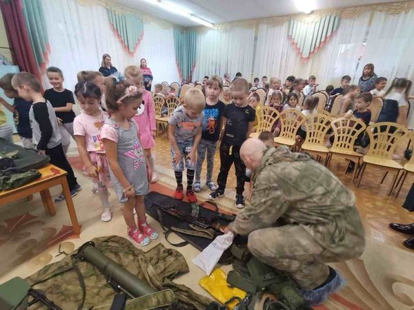 俄罗斯幼稚园“秀出整排军火”　向4岁孩子讲解AK-47、肩射火箭筒