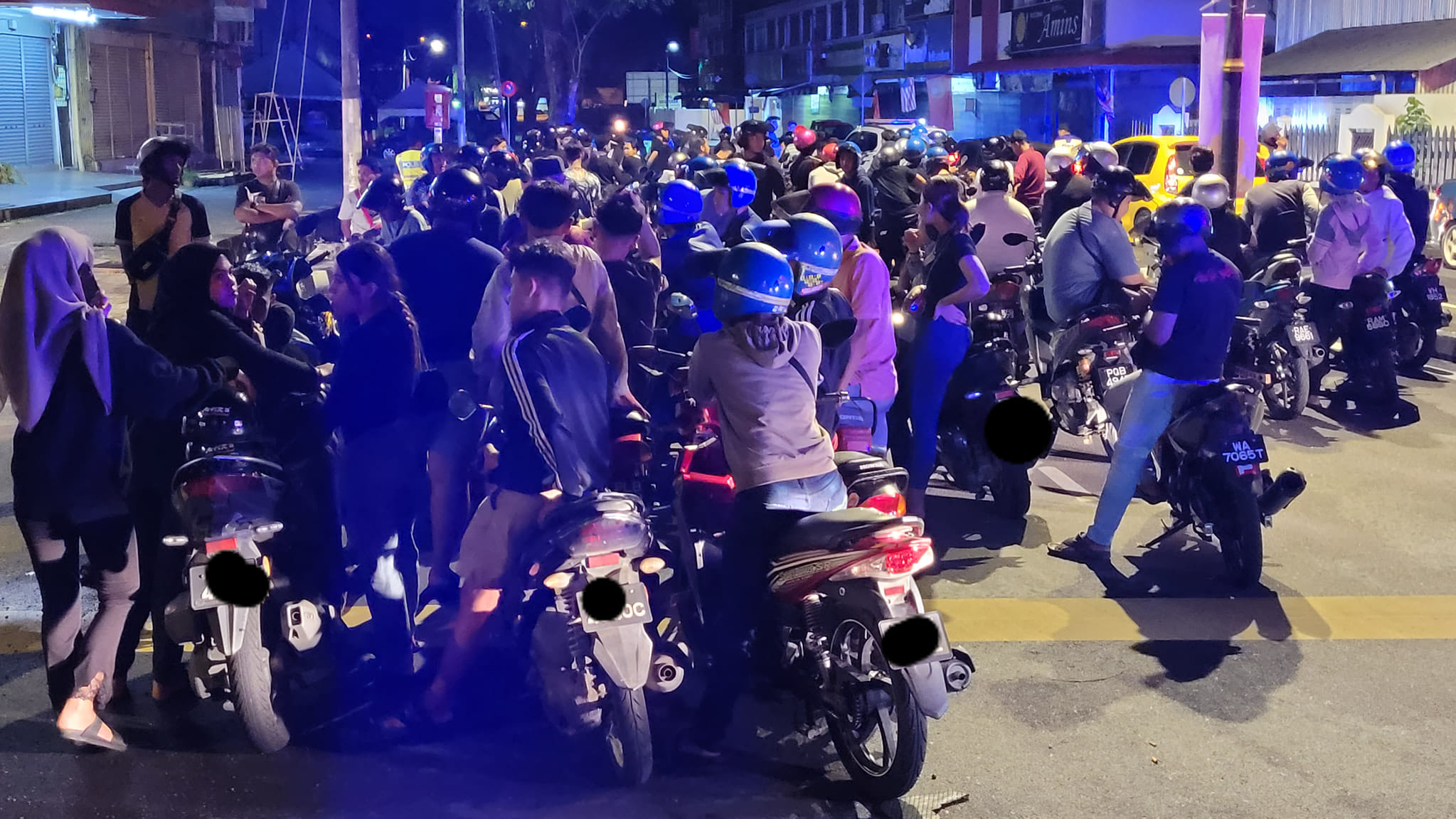 全国／约200多青少年凌晨群聚在公路上飙车和表演特技，被埋伏在附近约2小时的警察包围逮捕。