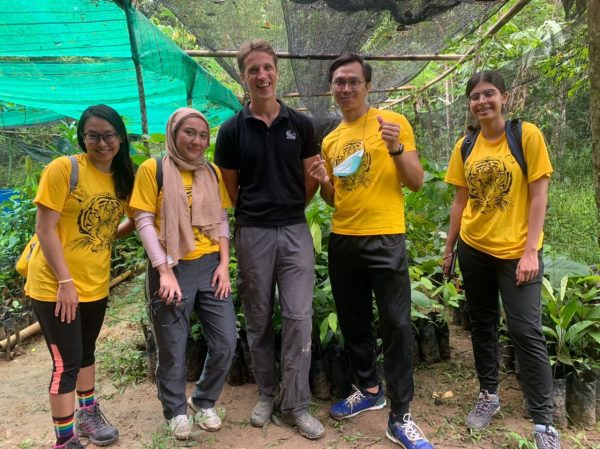       加入保育马来亚虎行列 大学生自愿为虎忙