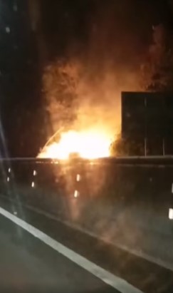 南北大道罗里翻覆沟渠  燃起烈火司机受伤