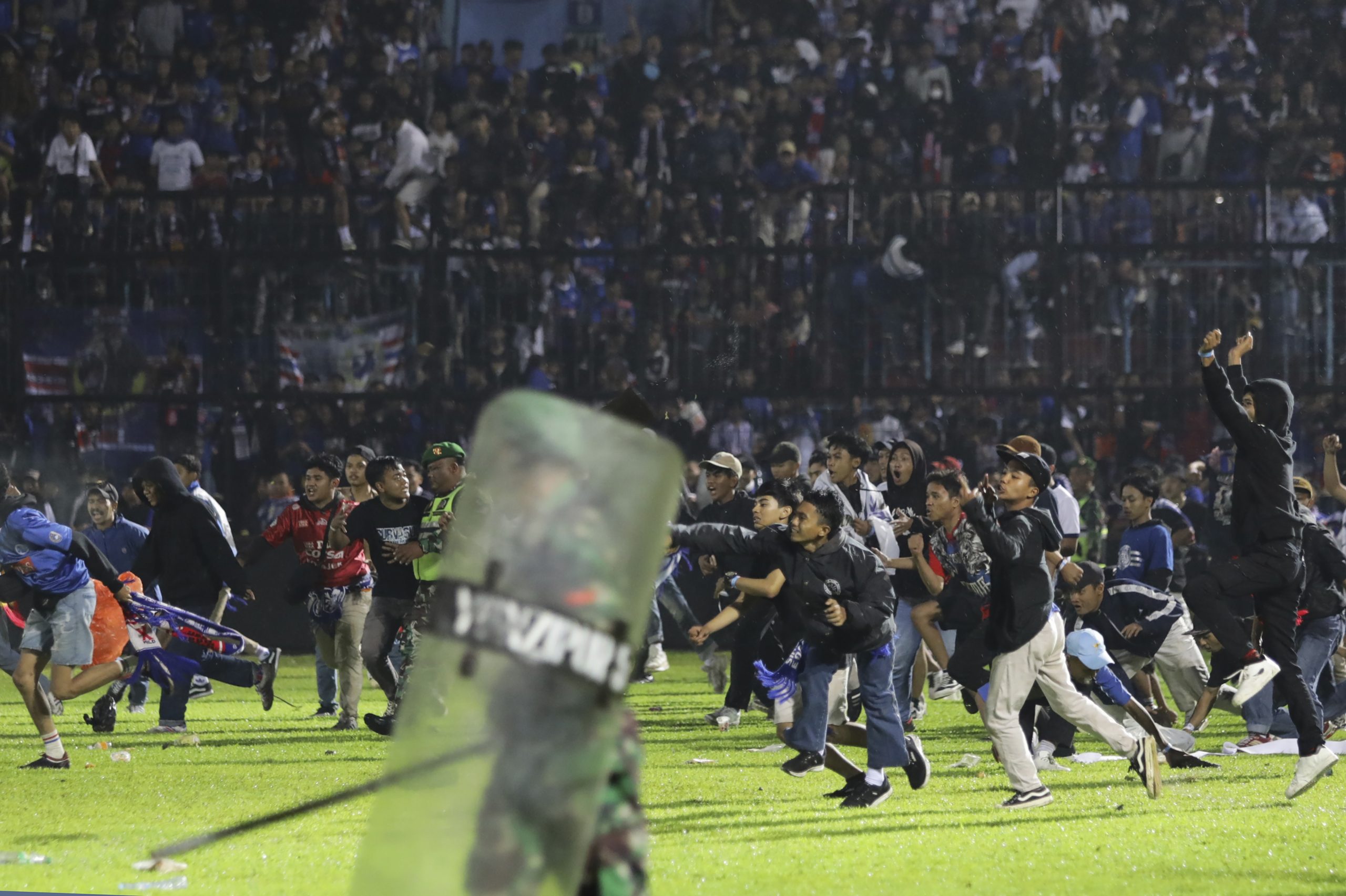 印尼球迷骚乱引致践踏事件　造成129死180人受伤 