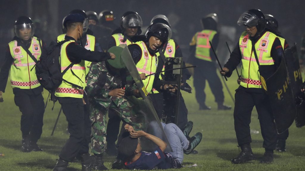 印尼足球联赛大骚乱悲剧| 若发现军人施暴  印尼军方保证秉公执法