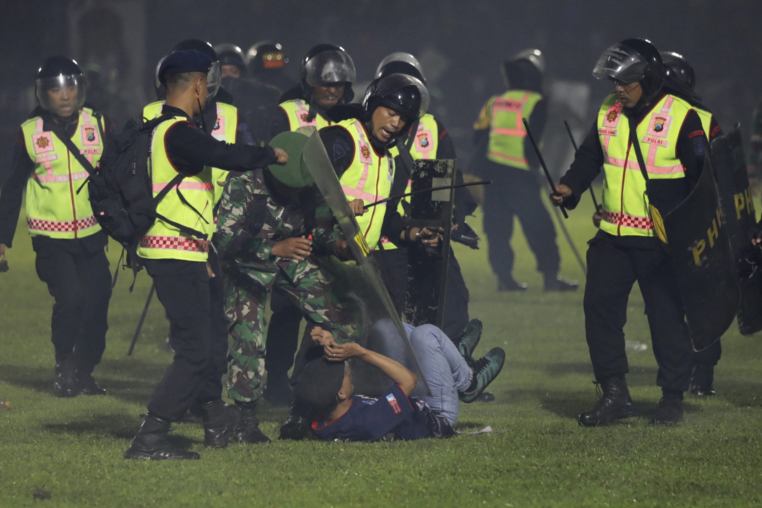 印尼足球联赛大骚乱悲剧| 若发现军人施暴  印尼军方保证秉公执法