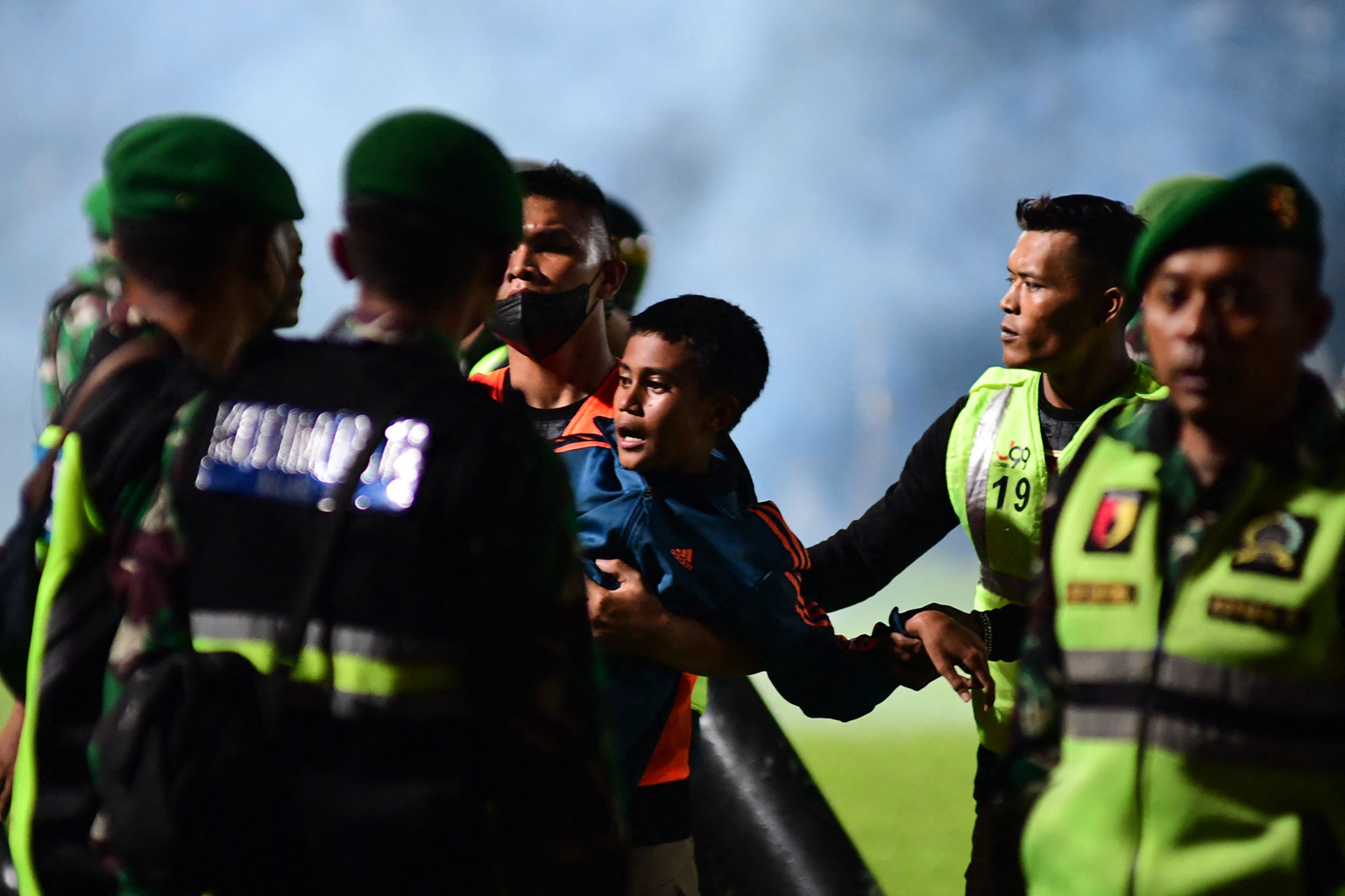   印尼足球骚乱人踩人 死者中包括17名儿童