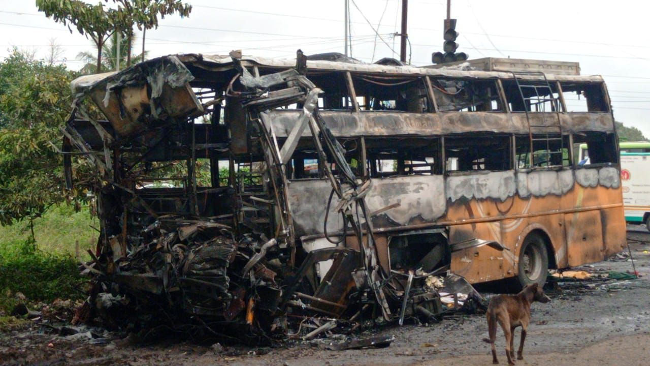 印度巴士起火12死！撞油罐车后爆炸　大火窜天只剩车架