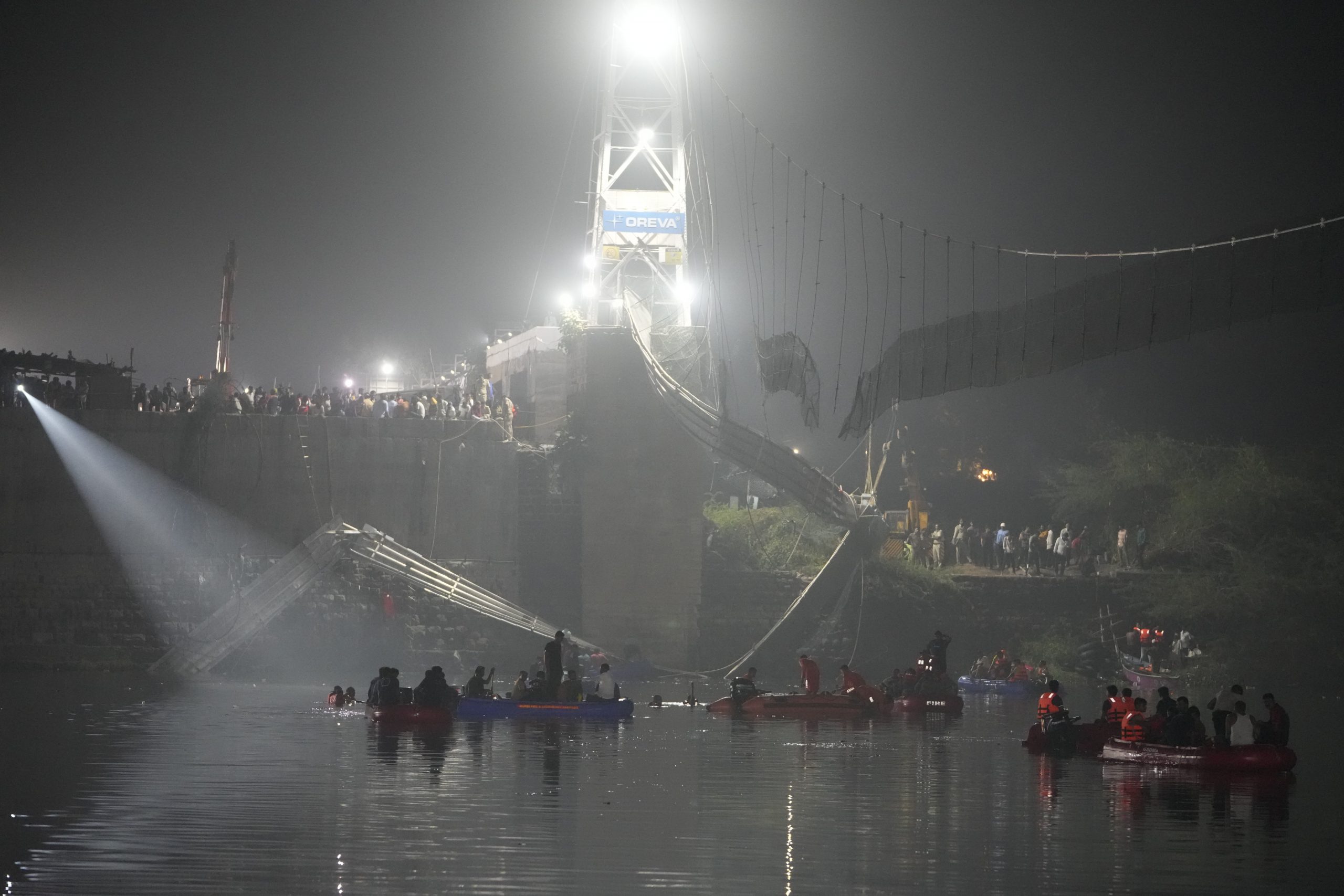 印度西部行人吊桥倒塌多人坠河　120人死亡