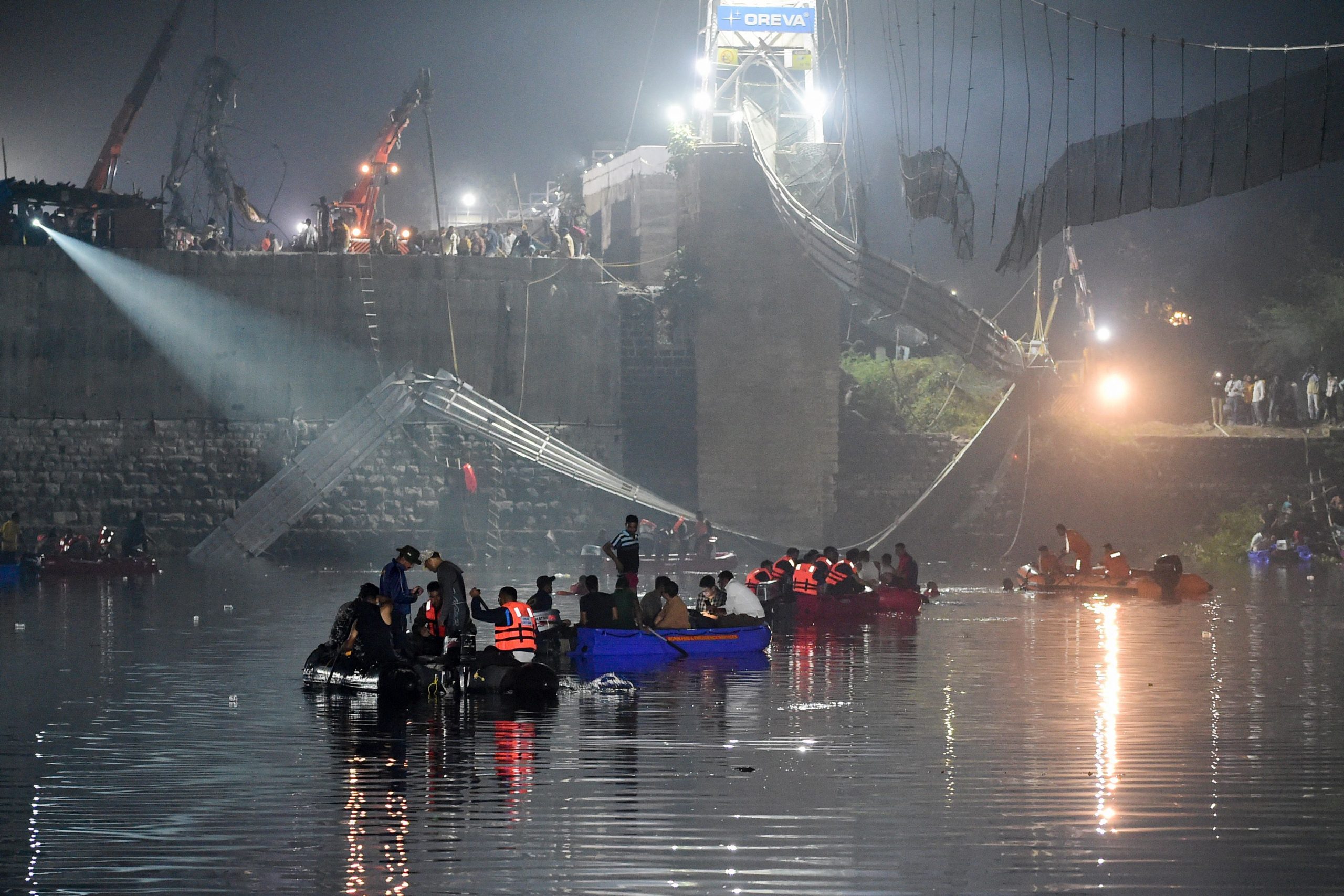 印度西部行人吊桥倒塌多人坠河　120人死亡