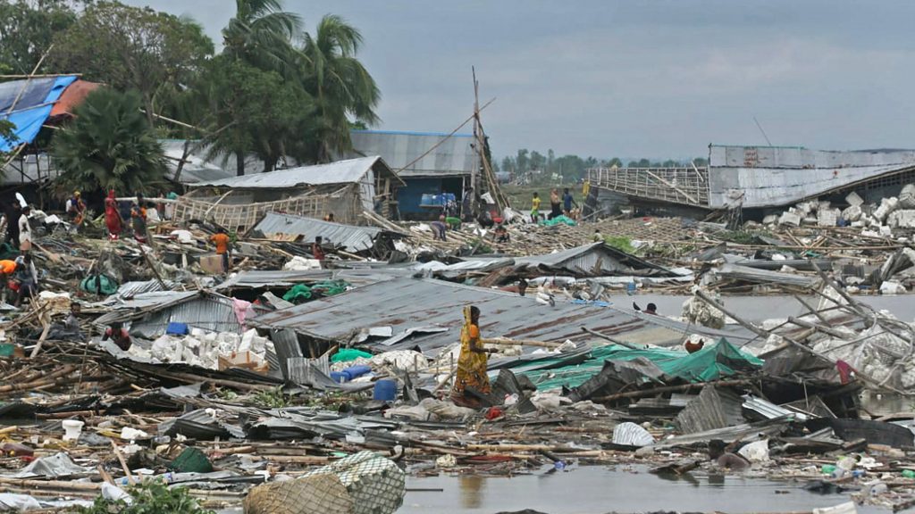 台风侵袭孟加拉  多人被树木压中身亡 电力通讯接连中断