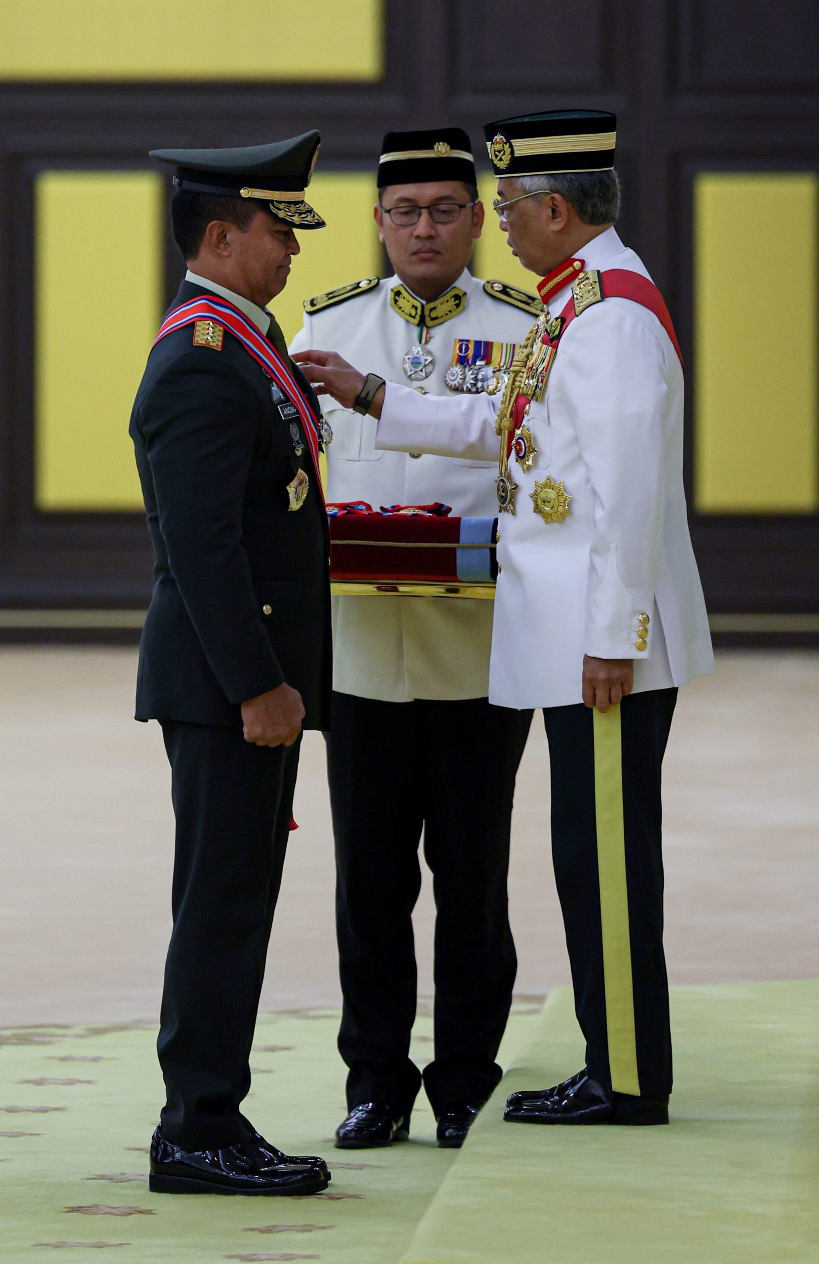 国防卫队英雄奖章颁发仪式
