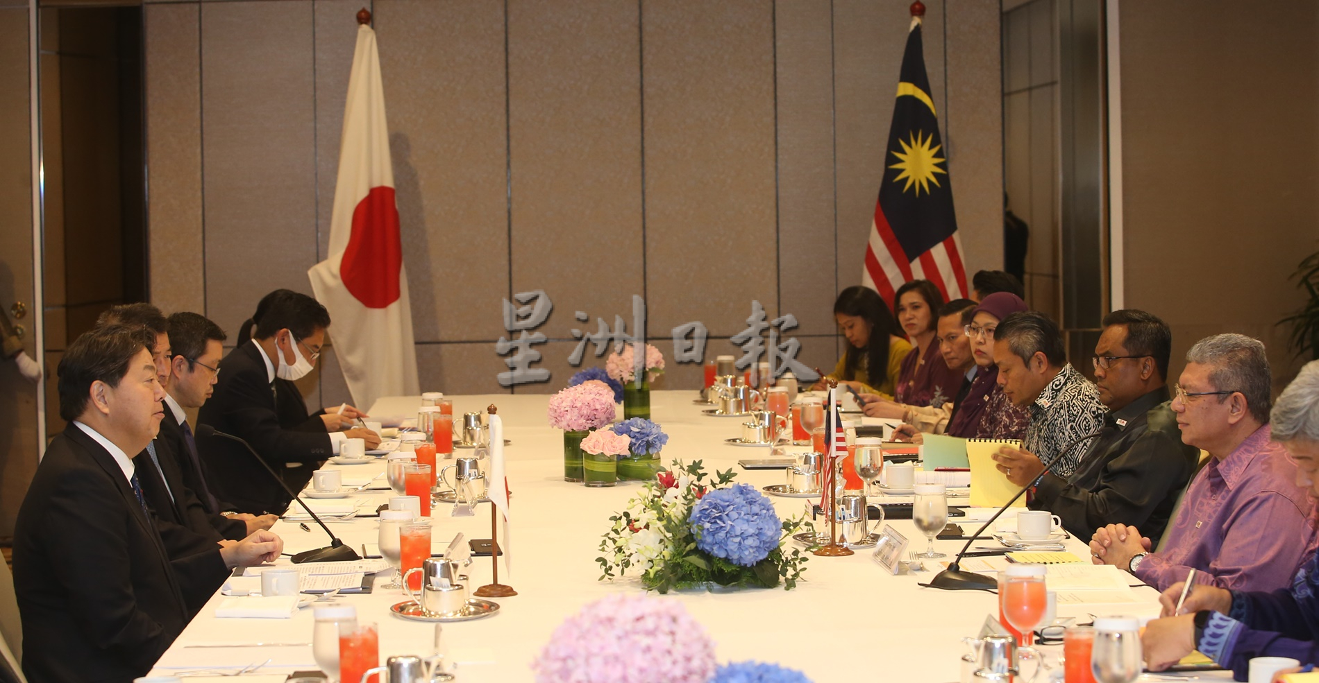 外交部长与日本外长会面
