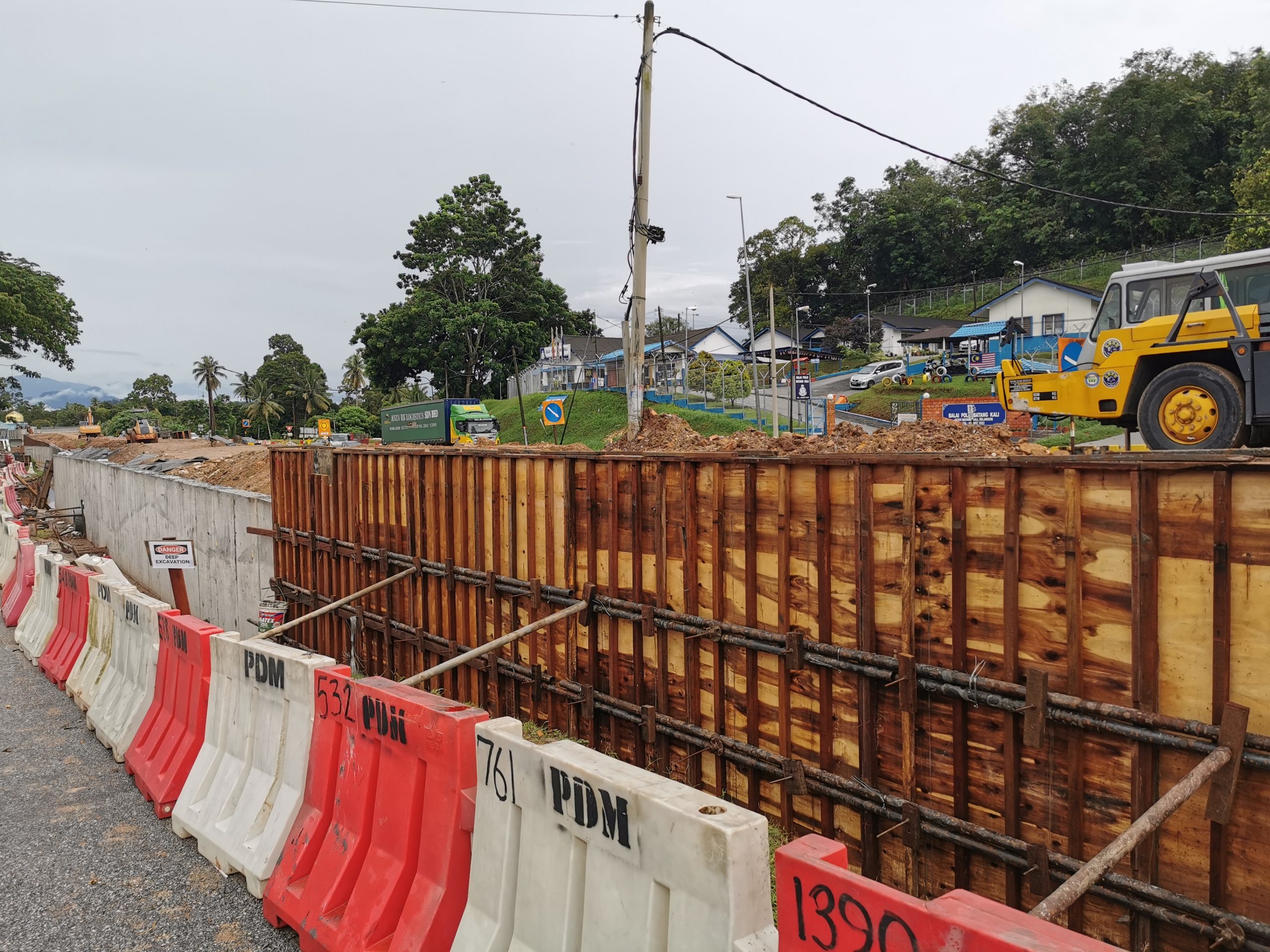 大都会封面：获1300万追加拨款峇冬加里道路扩建明年竣工/9图