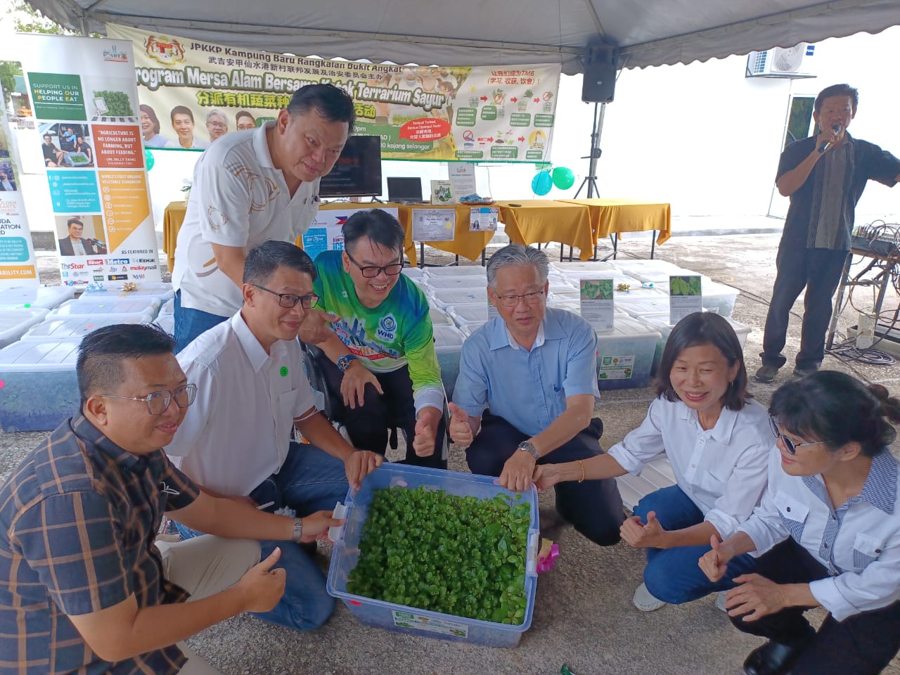 大都会/身障博士邓志成在仙水港村联邦村委会安排下，向村民分享有机蔬菜种植容器的妙方