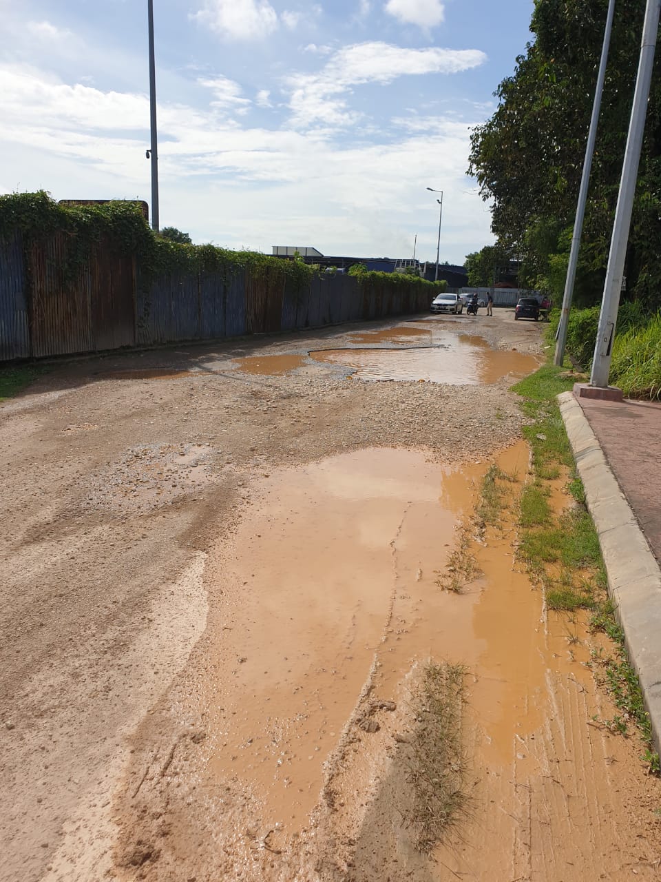 大都会：巴生加埔路5里半工业区的道路破烂不堪，当局受促尽快处理