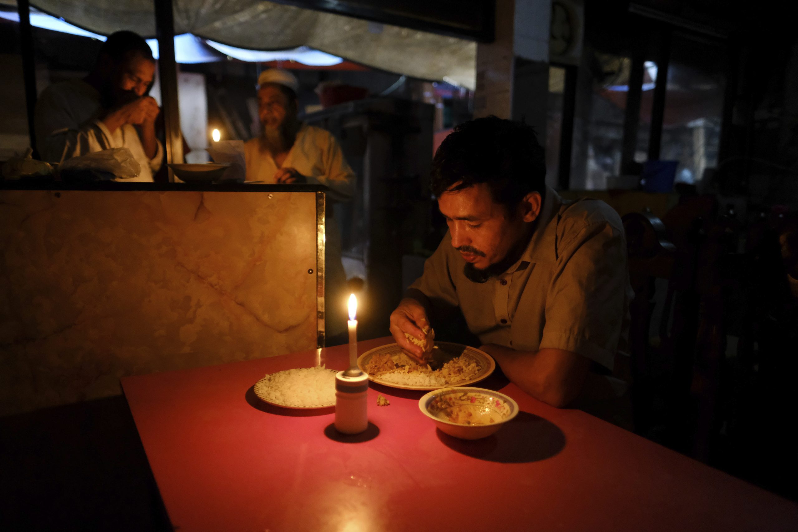 孟加拉电网大故障 1.3亿人无电可用