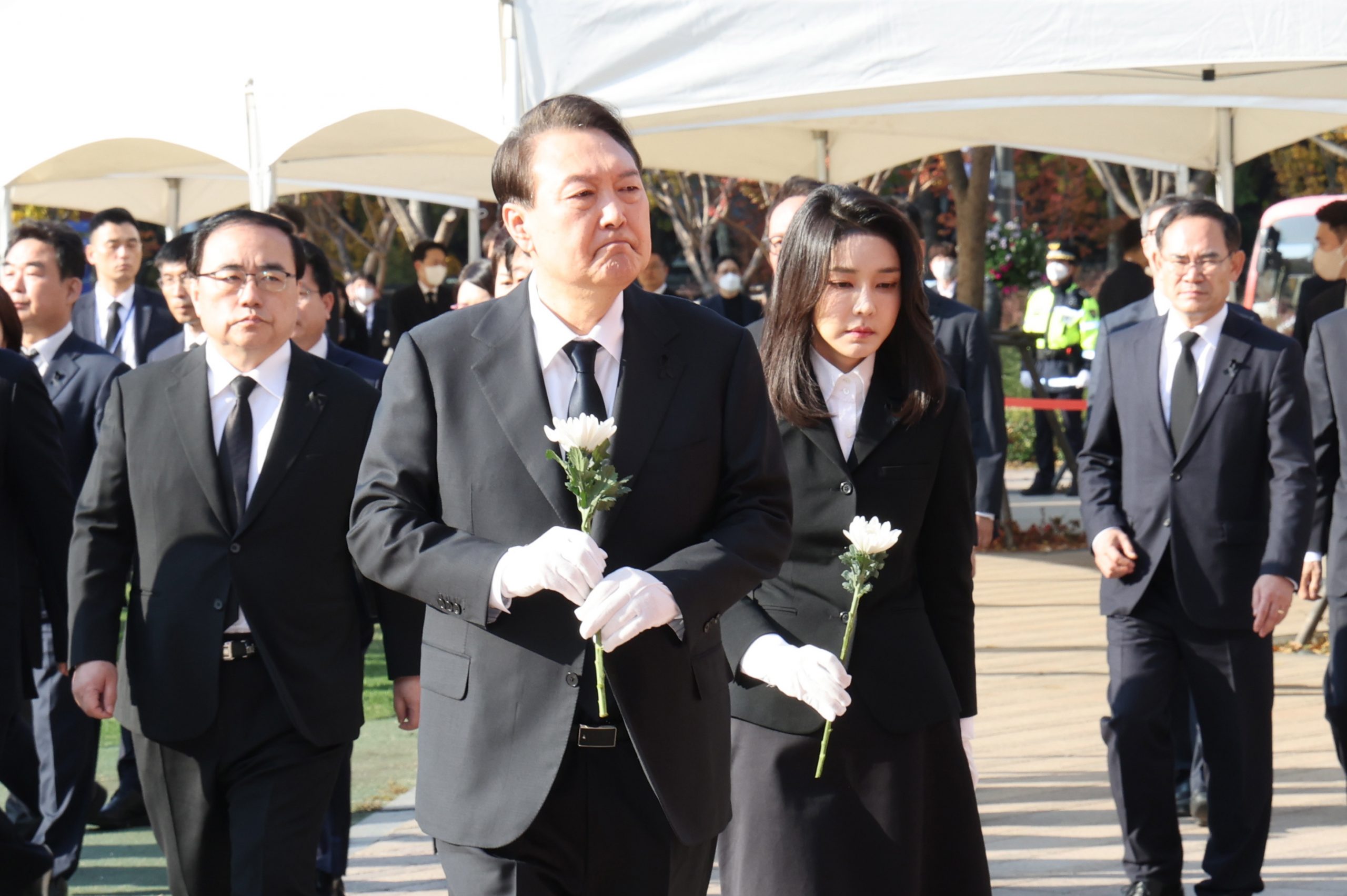 韓国尹錫悦大統領、夫人とともにソウルを出発 5年ぶり日韓首脳会談へ - 社会写真ニュース : 日刊スポーツ