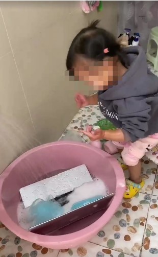 山东爸爸吐槽电脑垃圾多 2岁女拿去洗 网赞：太懂事了