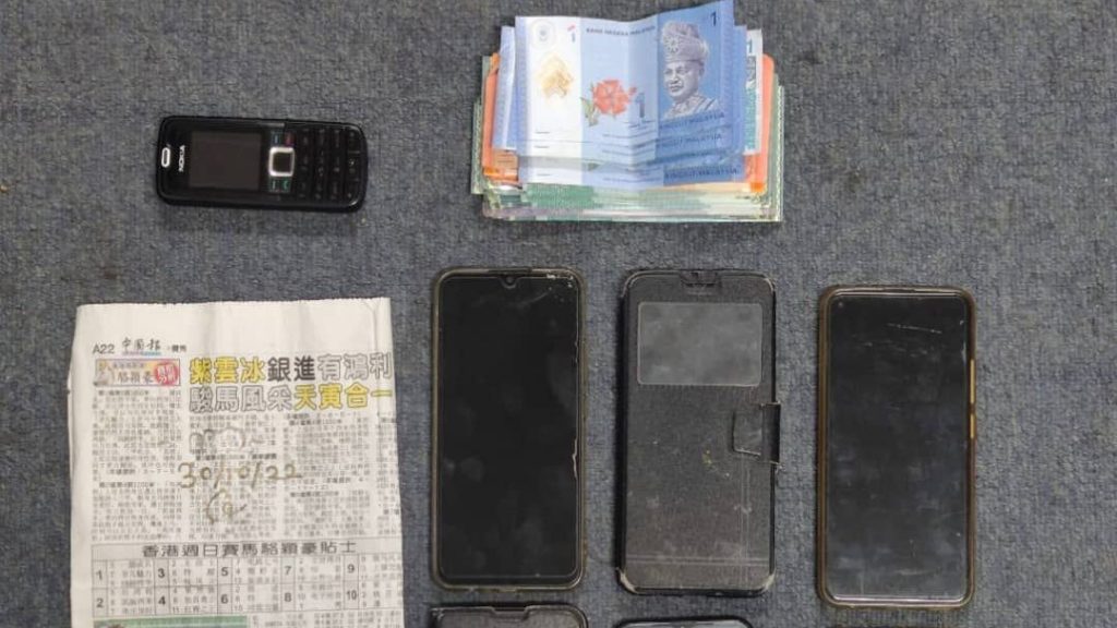 6华裔涉赌马被捕，警起7手机、现款、报纸