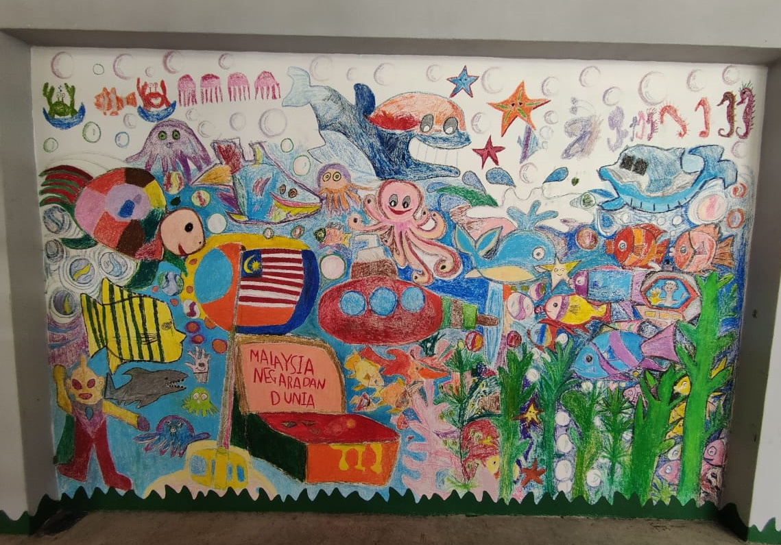 田中有国旗、咸蛋超人在海底，昔特自闭儿童中心学生自由彩绘5幅壁画