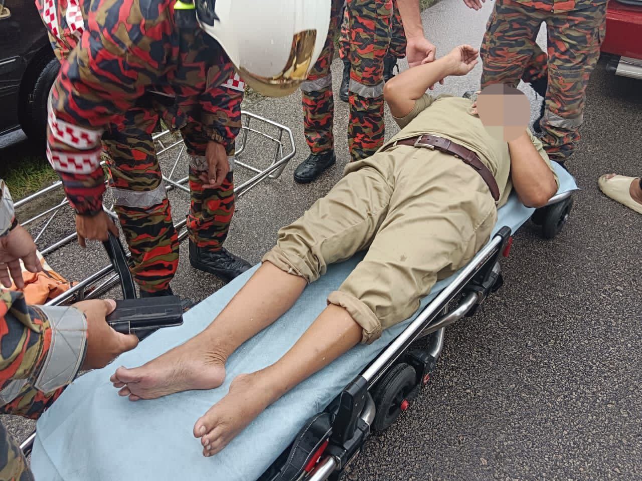 闪电水灾袭甘榜巴西残疾男子受困，消拯员涉水救人