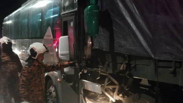 巴士司机夹在座位受重伤 南北大道近怡保处巴士撞罗里