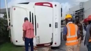 巴士轮胎磨光转弯翻覆   3人死1女乘客断头亡