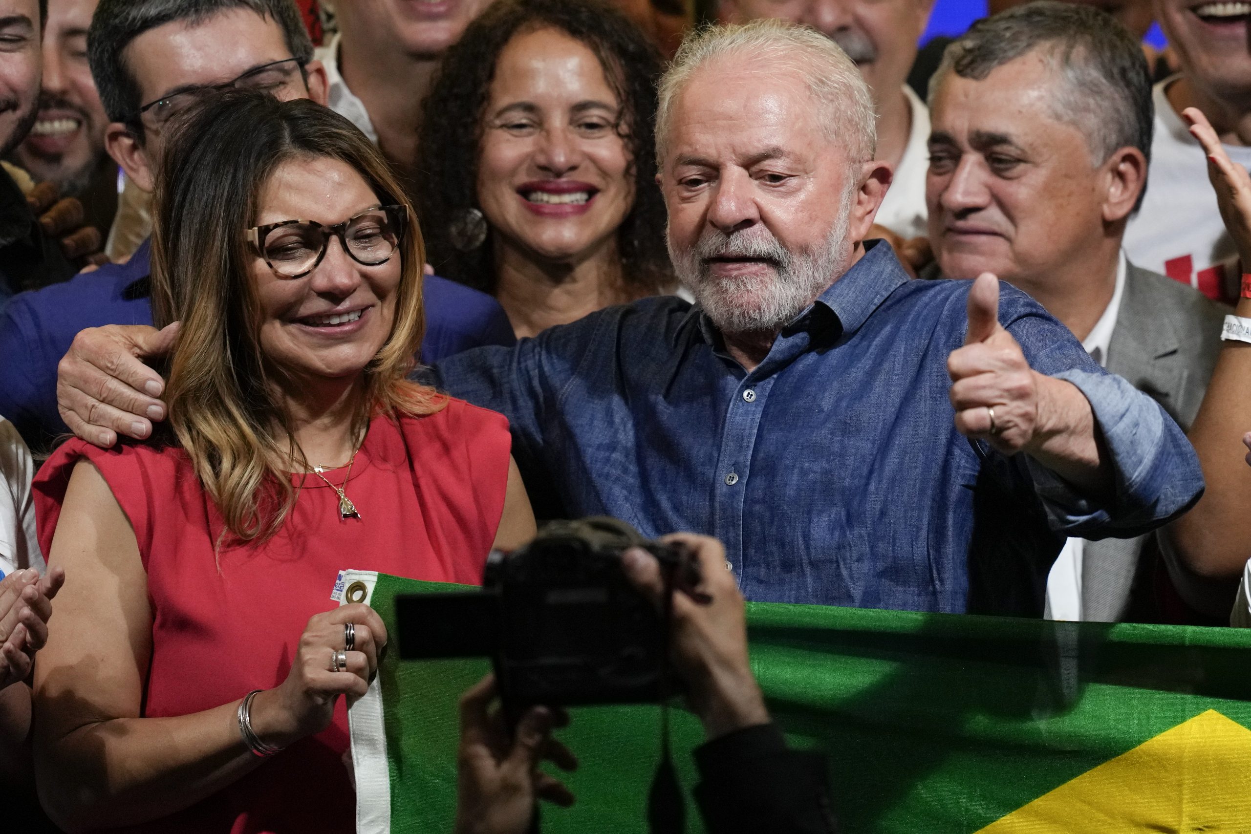  巴西总统决胜 左翼前总统卢拉险胜重登宝座 