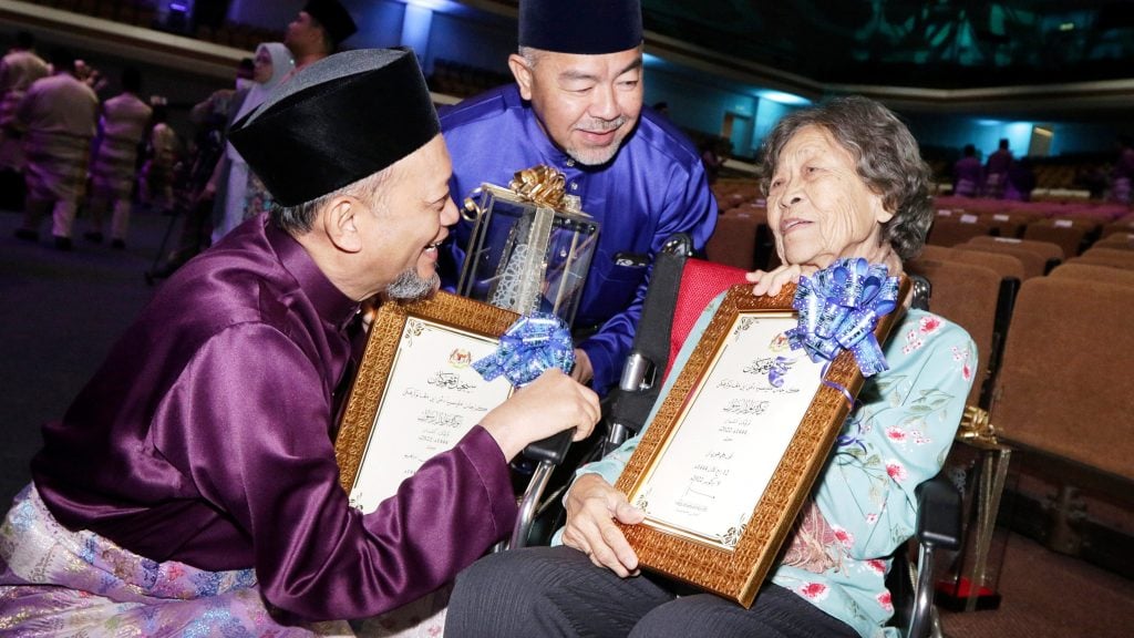 养大印尼女婴感动全国  83岁徐荷兰获元首颁奖
