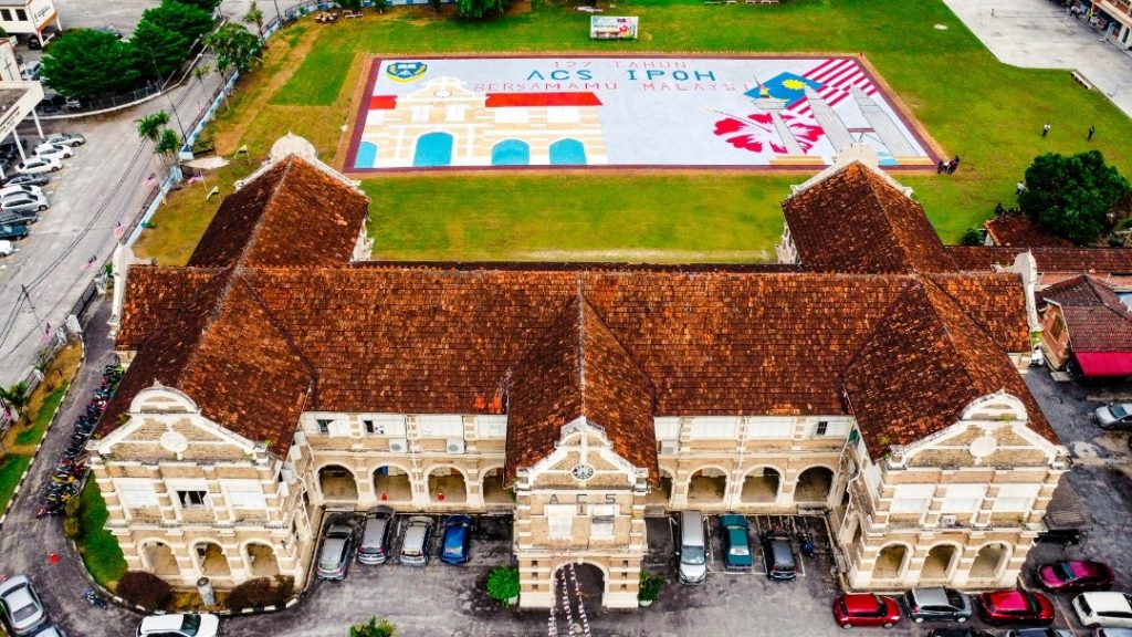 怡男英华中学用近2个月 创全马最大“砖画”
