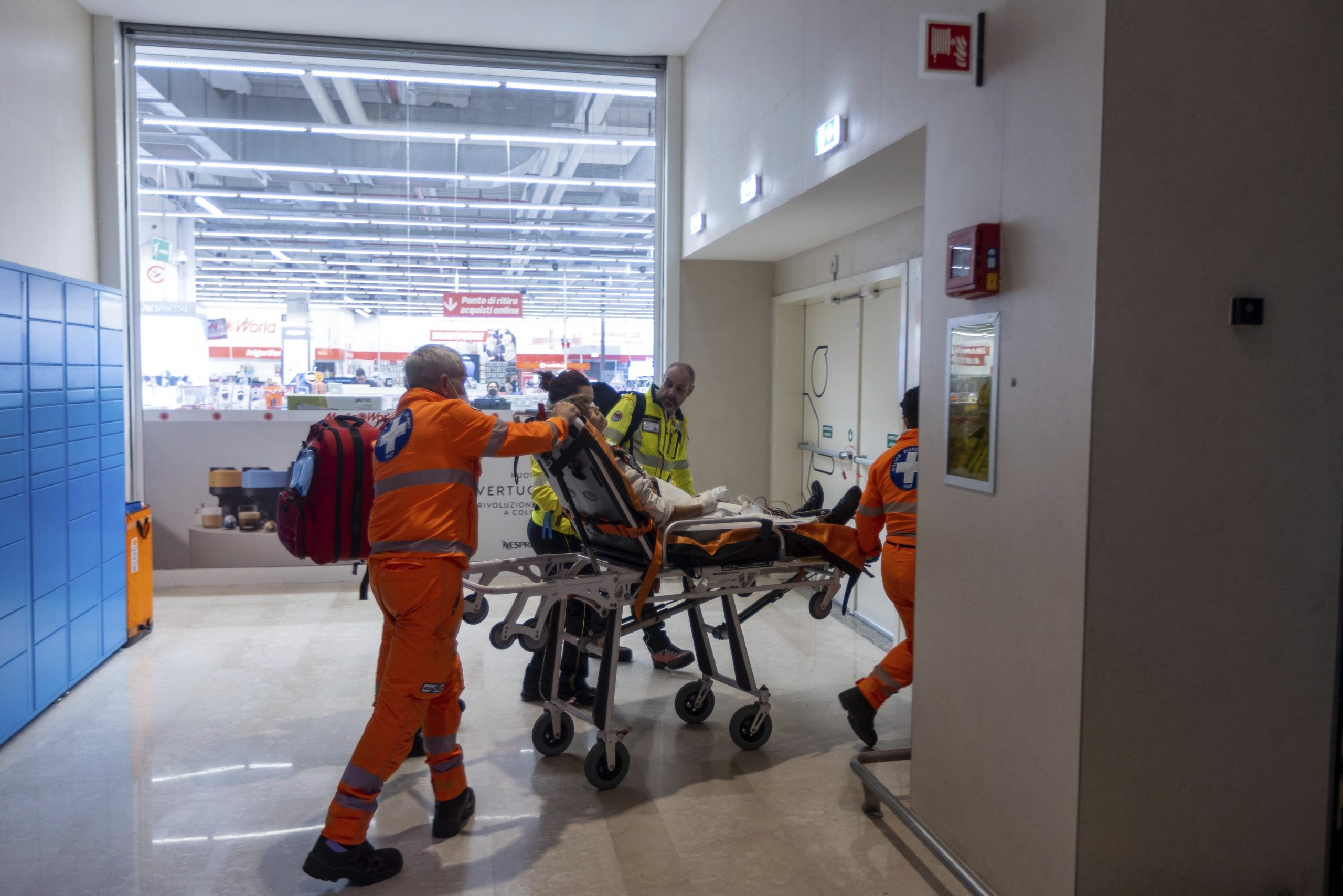 意大利米兰近郊超市惊传砍人案 1死4伤 