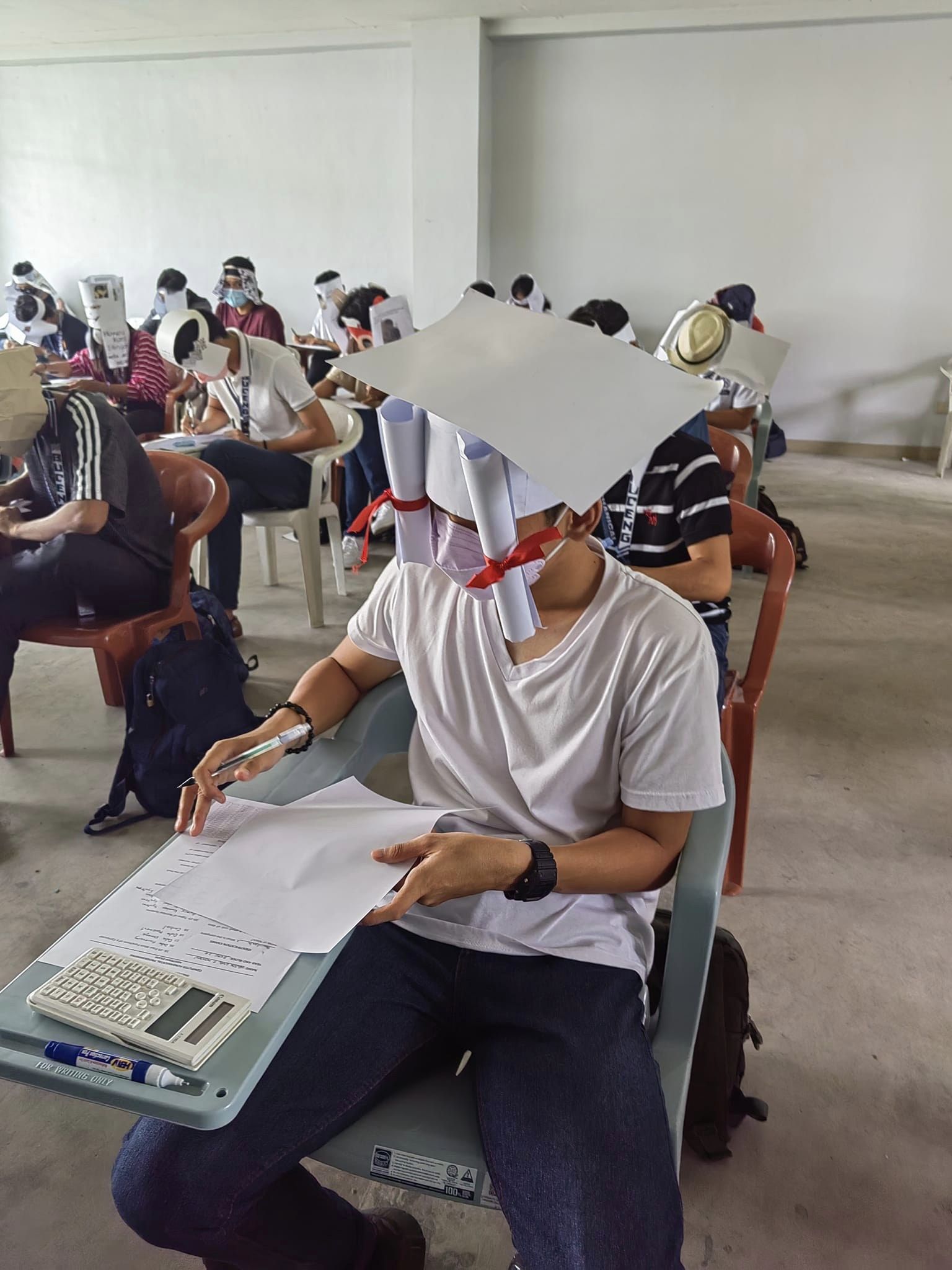 戴自制“防作弊”帽上考场  学生创意大爆发 考试变有趣！