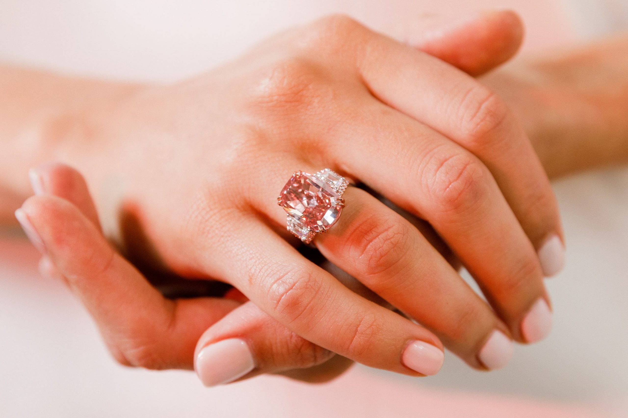 拼盘／一枚粉红钻石在香港以4990万美元成交　打破每卡最高价格世界纪录