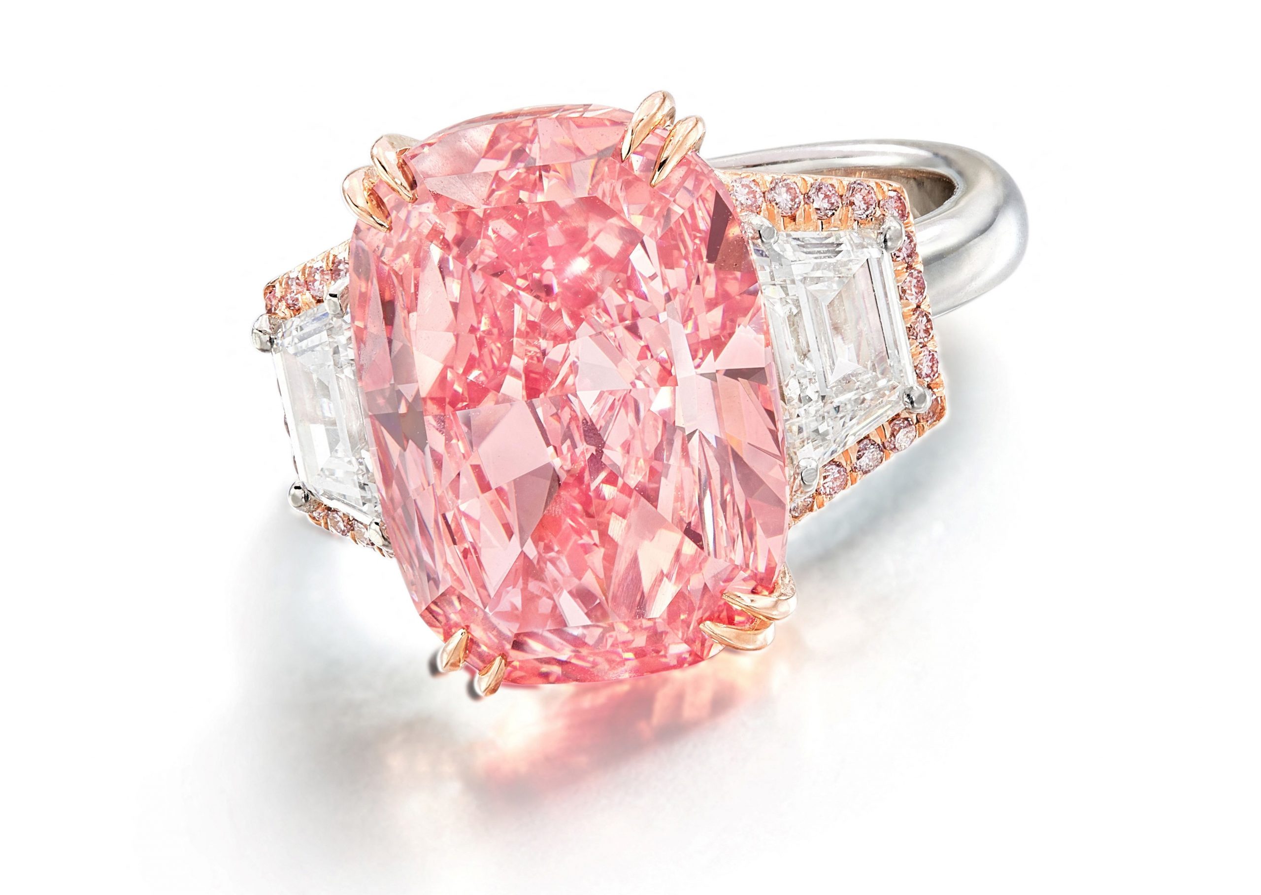 拼盘／一枚粉红钻石在香港以4990万美元成交　打破每卡最高价格世界纪录
