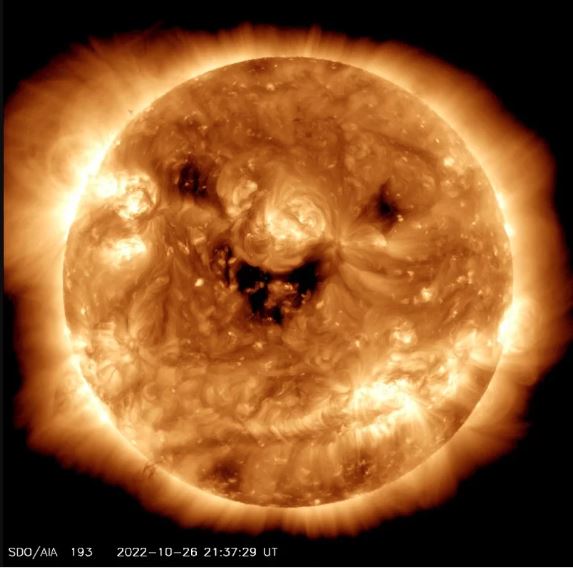 拼盘／卫星拍到太阳在“微笑”　 NASA发布照片引网民发挥创意
