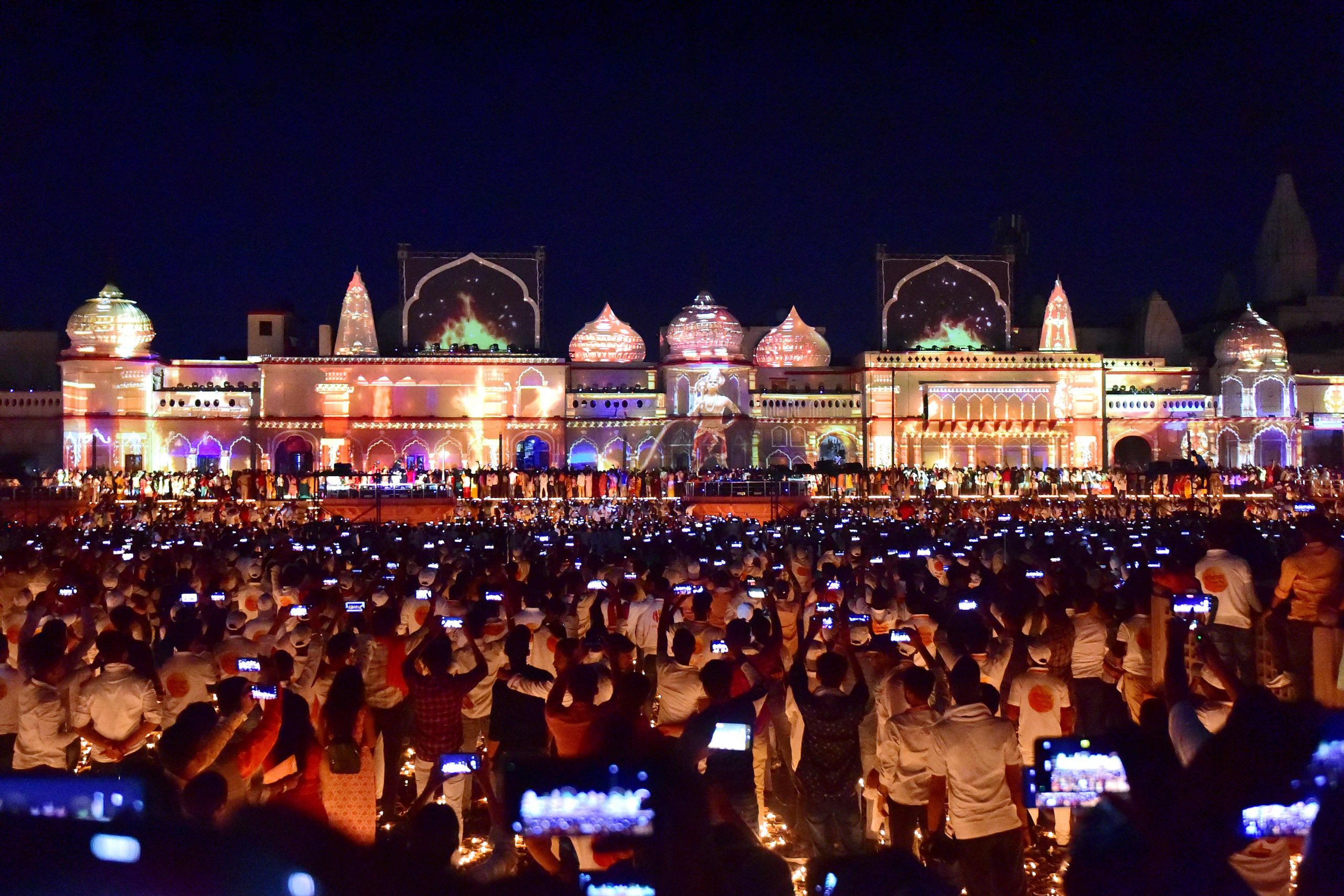 拼盘／印度圣城迎屠妖节 157万盏油灯创世界纪录
