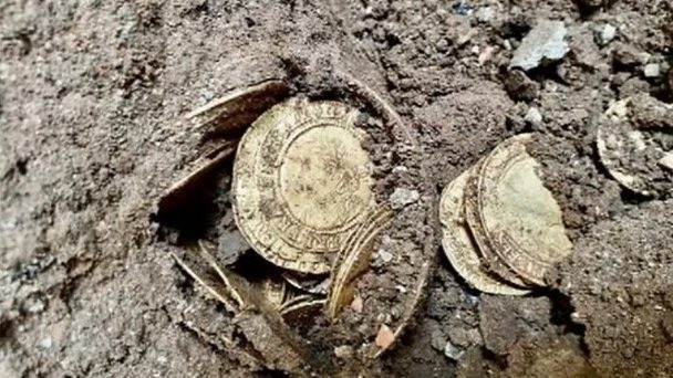 翻新厨房挖出260枚百年硬币 拍卖389万成交
