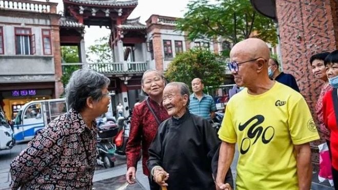 拼盘／泉州110岁母亲和88岁儿子拉手逛街竟变明星　游客：追的是寿星  