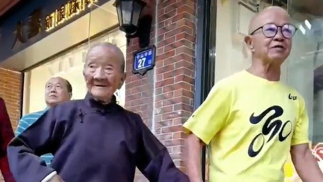 110岁母亲和88岁儿子拉手逛街竟变明星　游客：追的是寿星