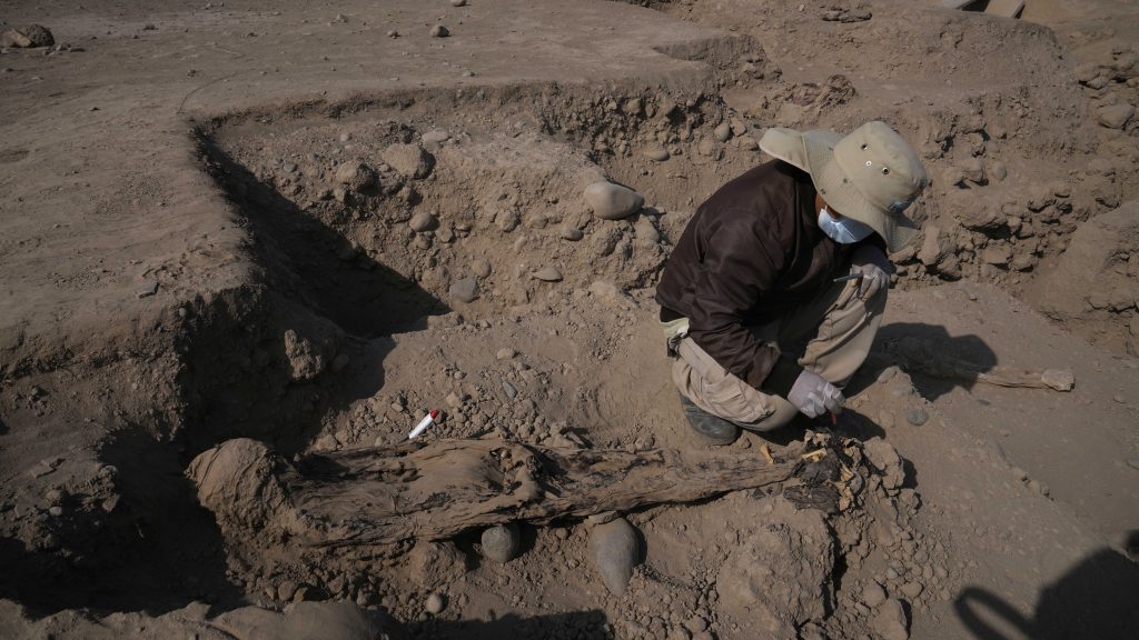 秘鲁新出土8具百年木乃伊 遗址疑是16世纪殖民时期墓地