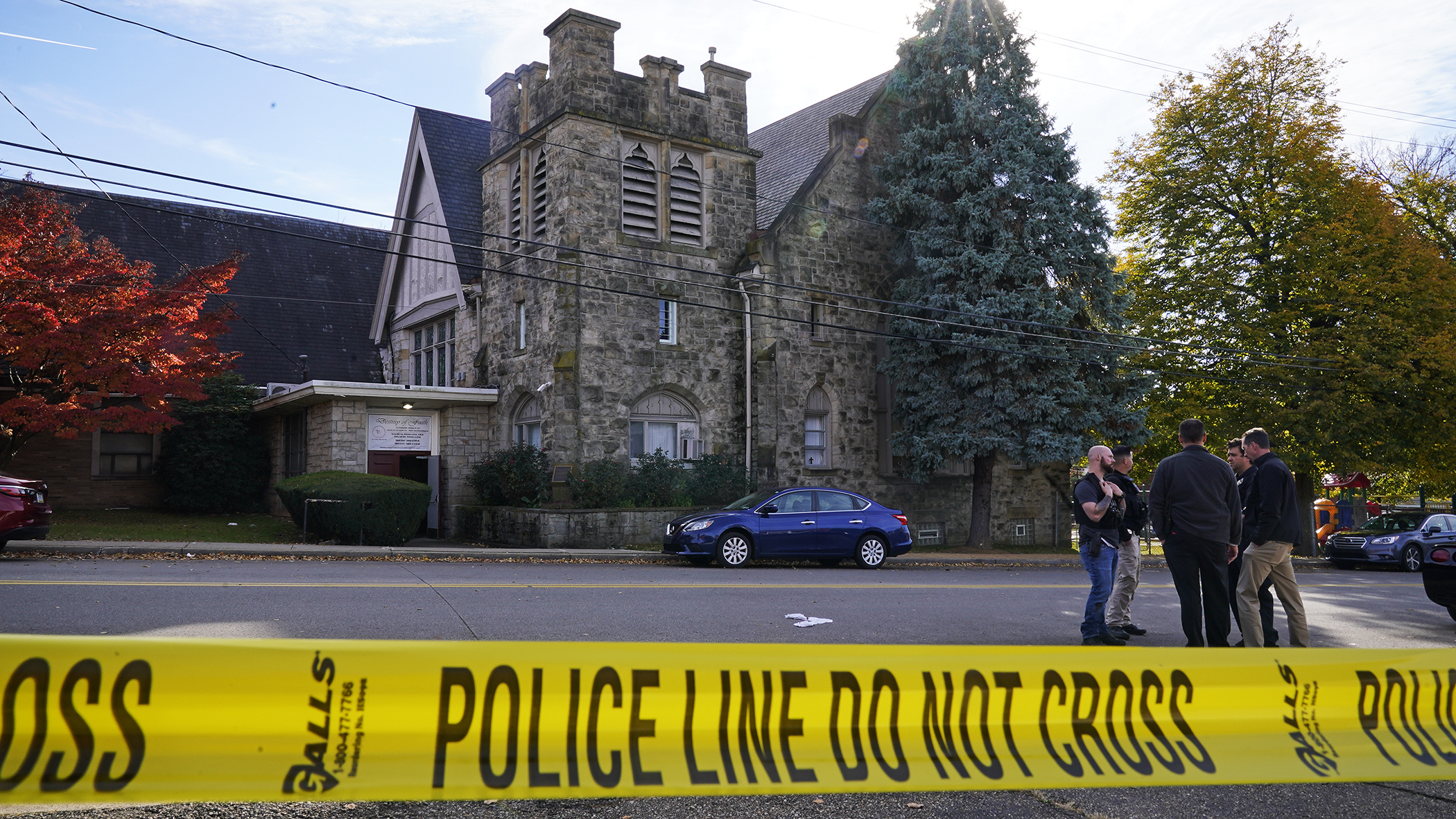 教堂外20响枪声 6人葬礼上中枪