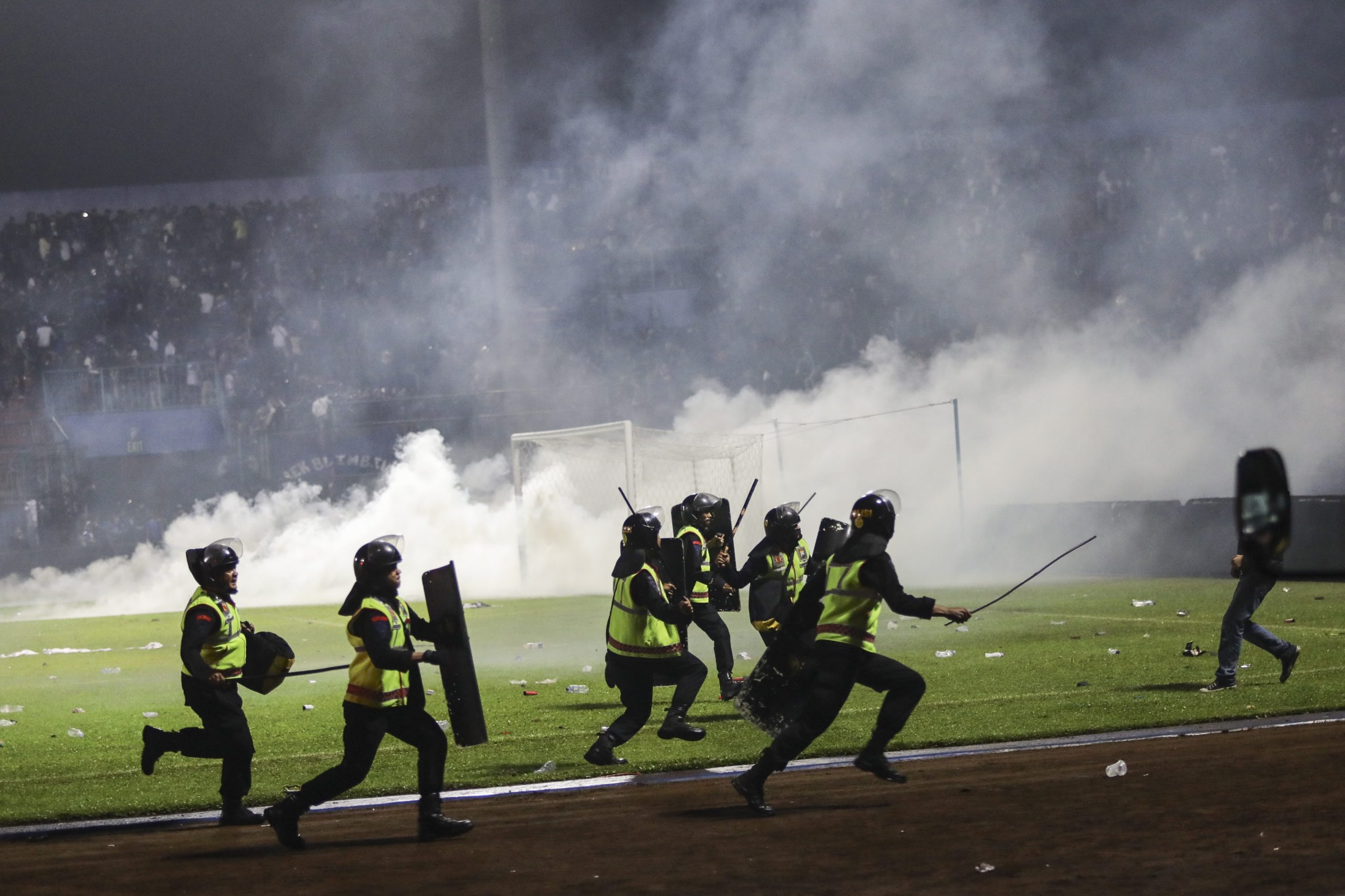 教练抨击印尼警察执法越权  “球迷死在了球员怀里……”