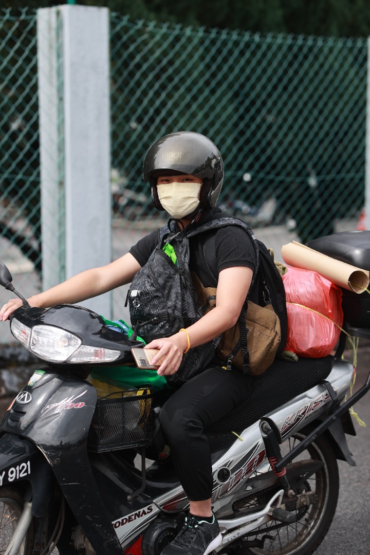 独自骑着摩托车前往马来亚大学报到，故事被上载到校园网站，引起关注