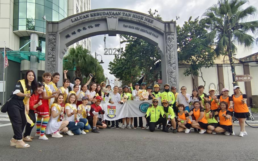铁马骑遍南北献华教的脚车队，创下马来西亚纪录大全，最长距离的公益骑纪录。