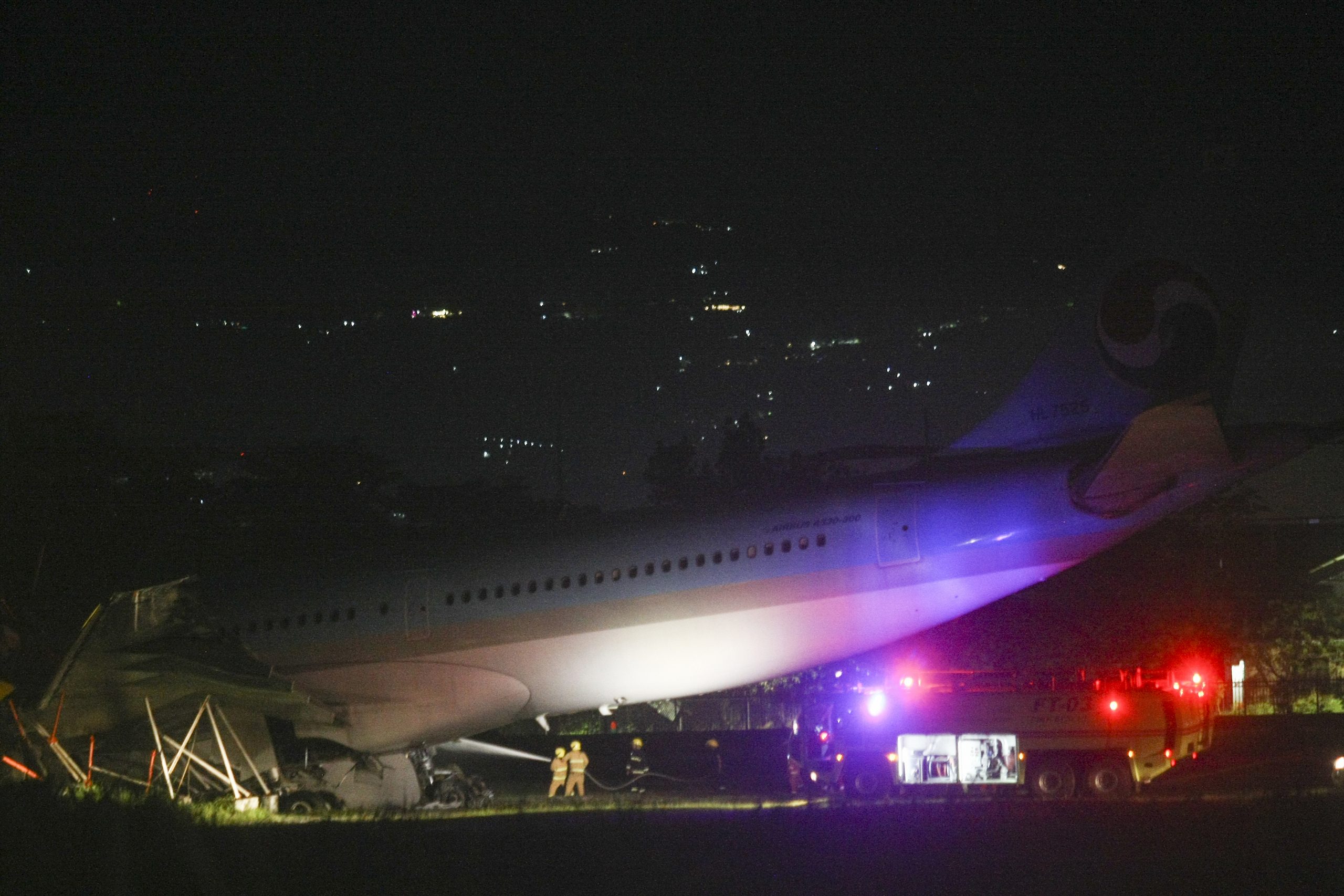 暴雨中三度降落 大韩航空客机冲出跑道 