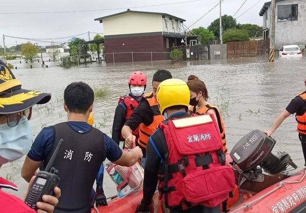  有片）宜兰淹水一片汪洋 民宿8旅客受困获救（更新）