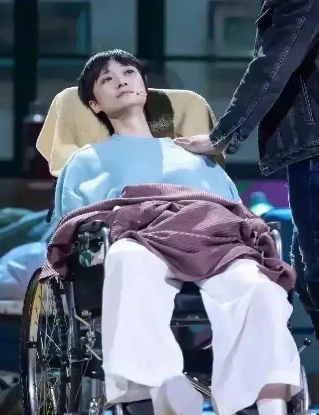 李宇春患病坐轮椅出行？  李父：是剧照！