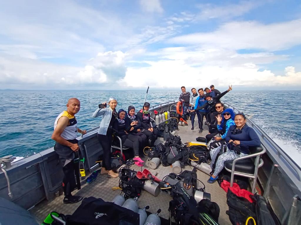 【特稿】孟西里岛潜水之旅  柔州媒体俱乐部 10人考获OWD
