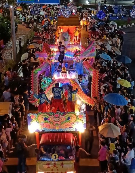 ​麻坡斗母宫庆九皇爷诞众神巡境雨中行　民众撑伞围观
